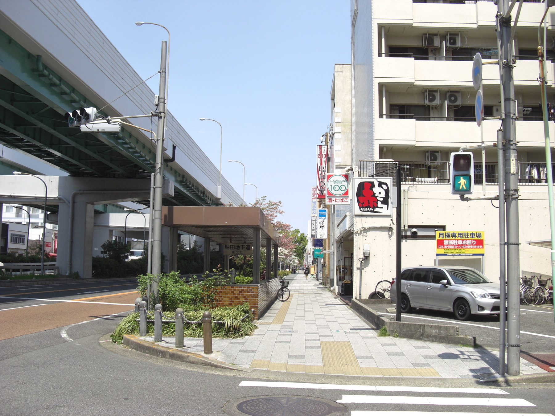 昭和食堂さんを越えて、駐車場をはさみ次の3軒続きのビルが当塾が入っている建物です。