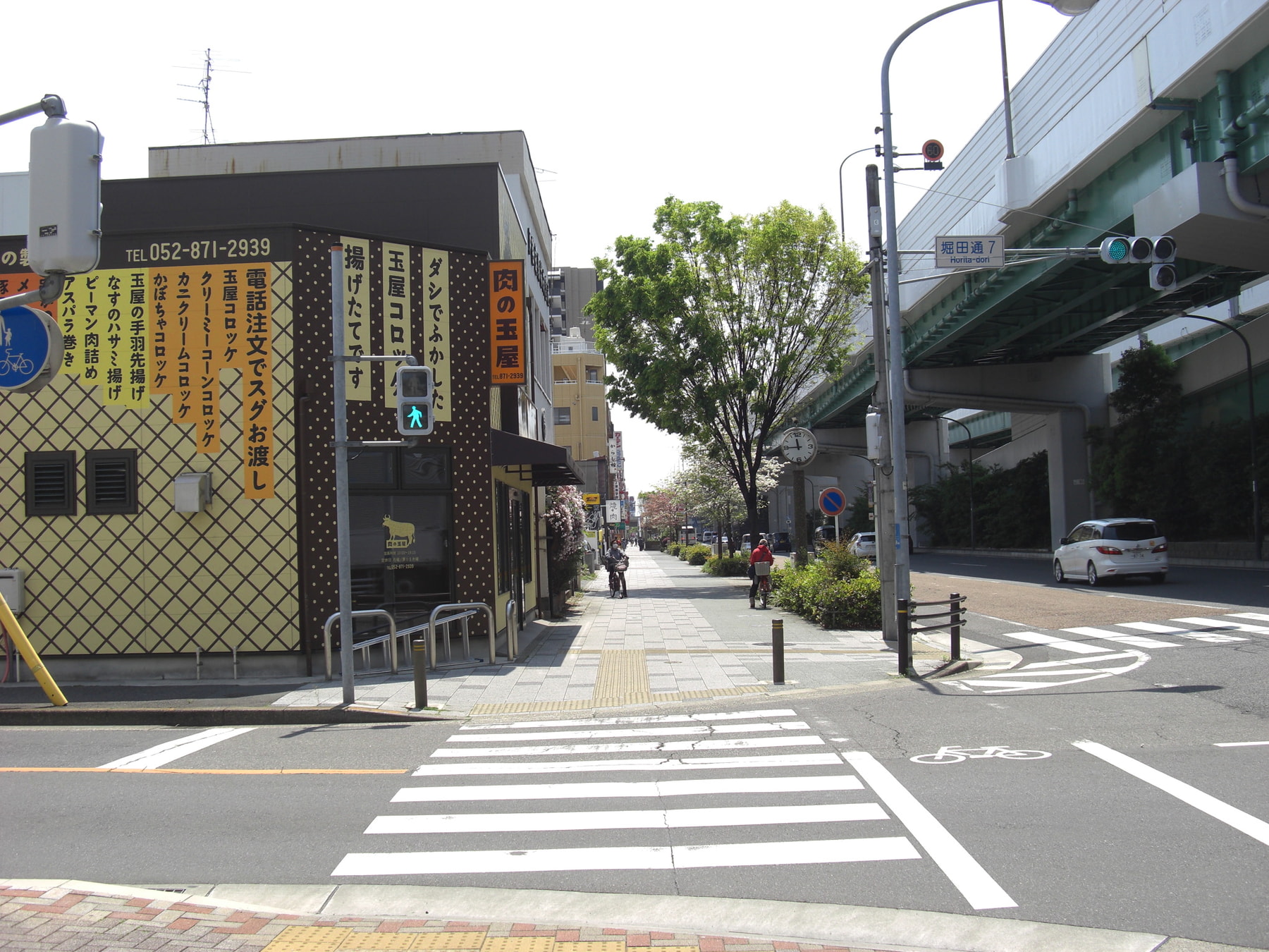 「牛巻」の交差点方向から堀田駅へ向かって当塾側の歩道を歩いてくるときの街の様子です。