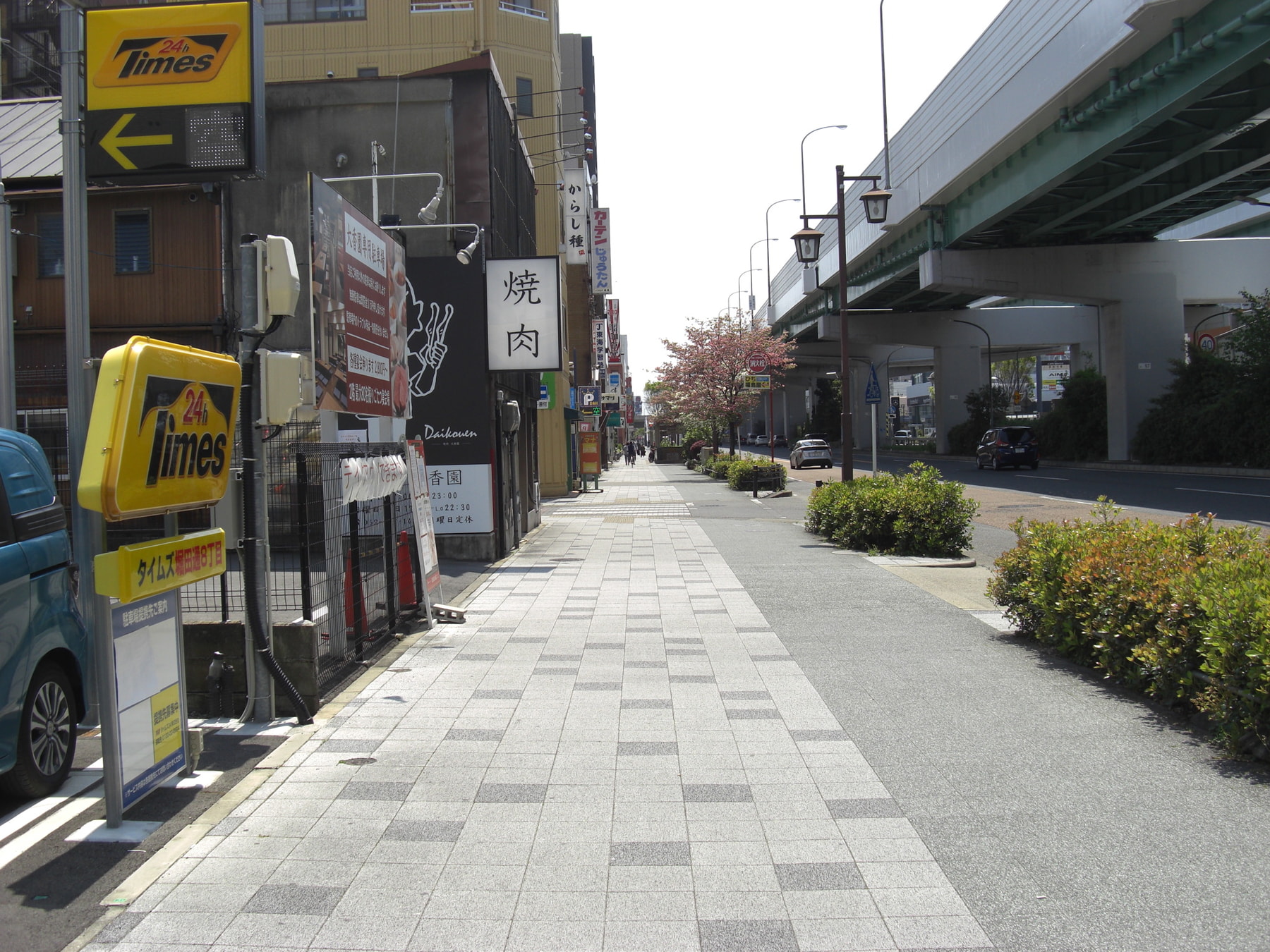 堀田駅へ向かって歩いてください。