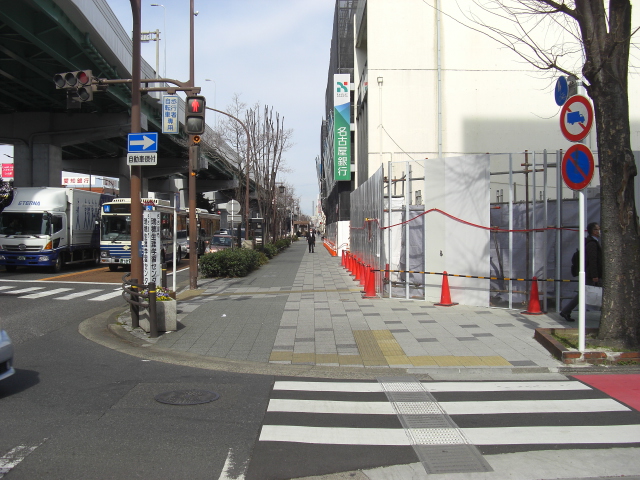 41号線沿い東側（塾側）の歩道を堀田駅の方向から歩いてくるときの街の様子です。