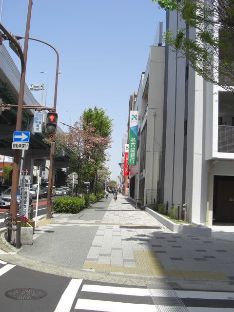 41号線沿い東側（塾側）の歩道を堀田駅の方向から歩いてくるときの街の様子です。
